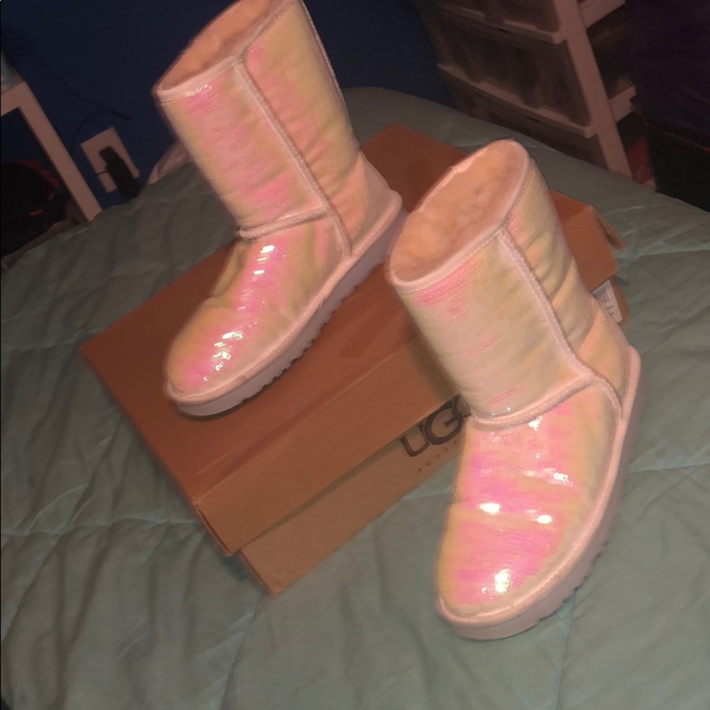 White/Pink Uggs